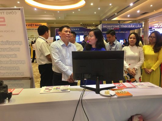 Ông Nguyễn Tuấn Hà và bà Hoàng Thị Thanh Thủy trao đổi về chuyển đổi số trong doanh nghiệp tại gian hàng SAF